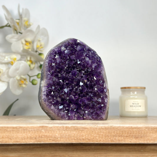 Amethyst-Kathedrale mit dicht gewachsener, violetter Kristallstruktur