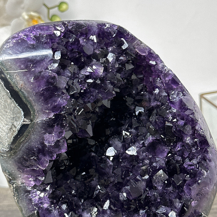 Amethyst-Geode groß mit symmetrisch ausgebildeter Kammer