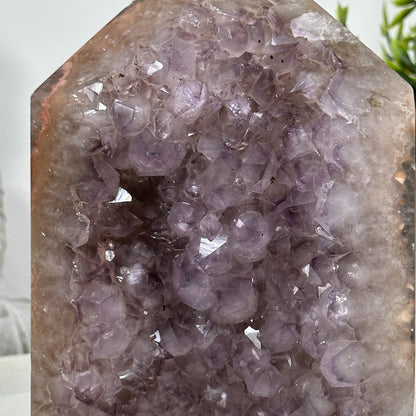 Amethyst-Achat-Obelisk  mit vielschichtiger Kristallstruktur
