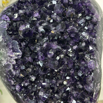 Amethyst-Kristall mit klar definierter, natürlicher Spitze, in exklusiver Premiumqualität