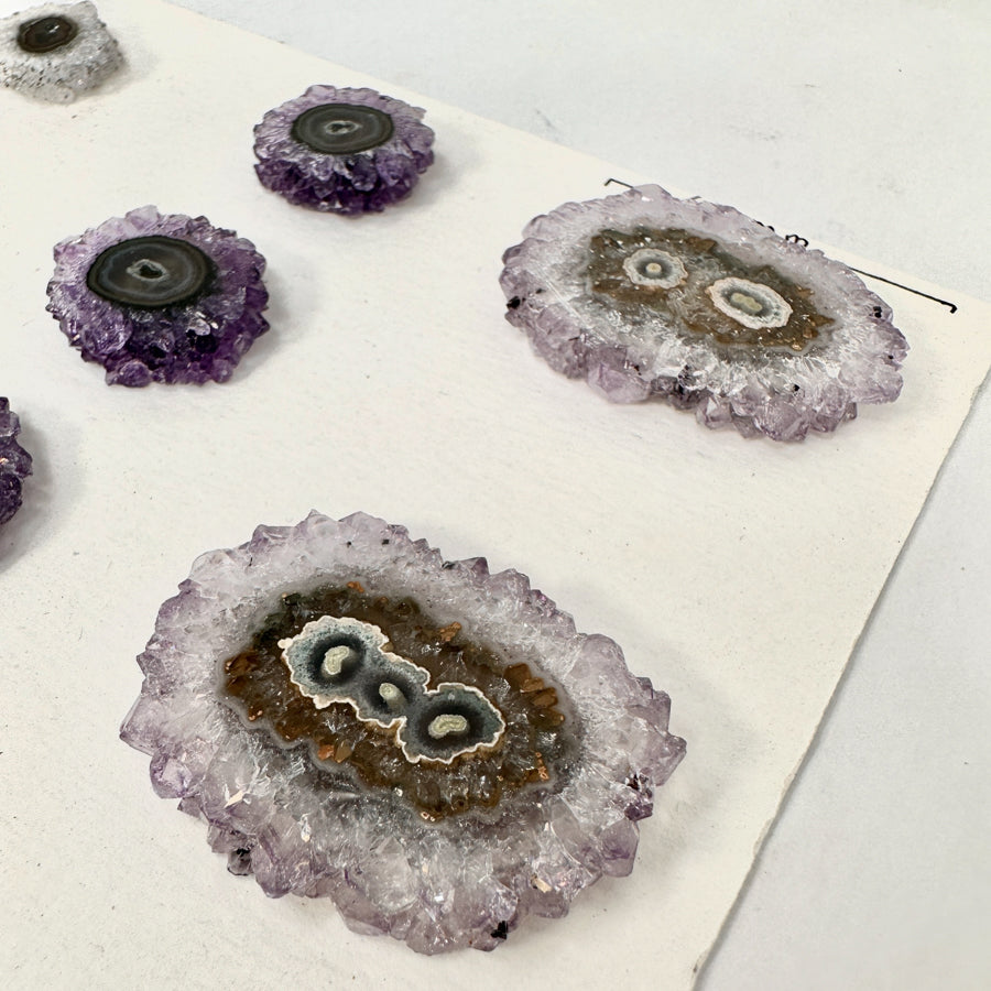 Amethyst-Stalaktiten-Scheiben mit konzentrischer Kristallstruktur