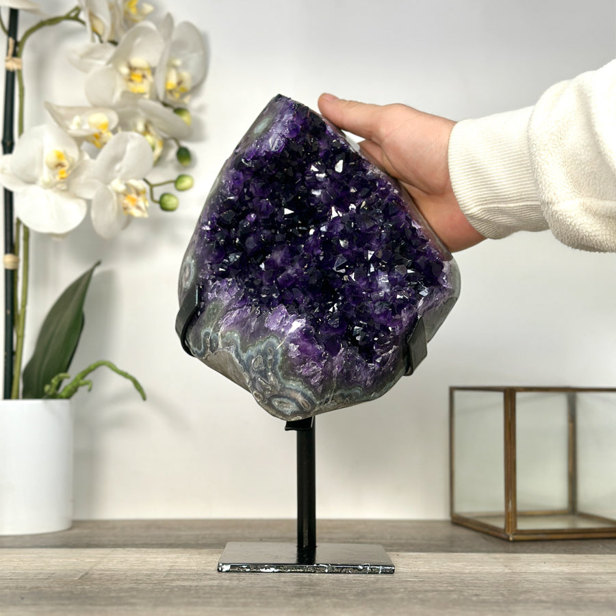 Amethyst-Geode mit tiefvioletter, raumgreifender Kristallstruktur, in ausgewählter Spitzenqualität