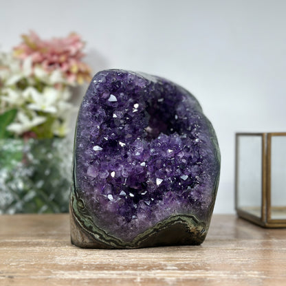 Amethyst-Kathedrale mit großflächiger Kristallkammer, in ausgewählter Spitzenqualität