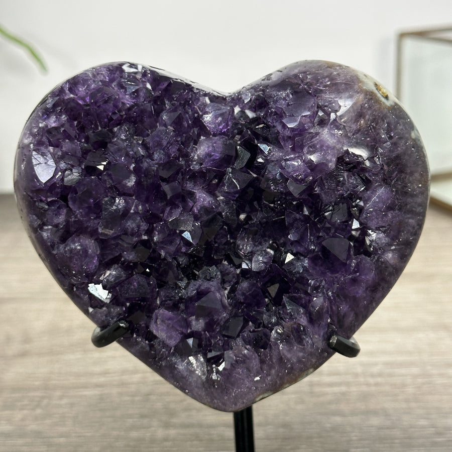 Amethyst-Herzskulptur mit kraftvoll gewachsener, purpurner Kristallstruktur