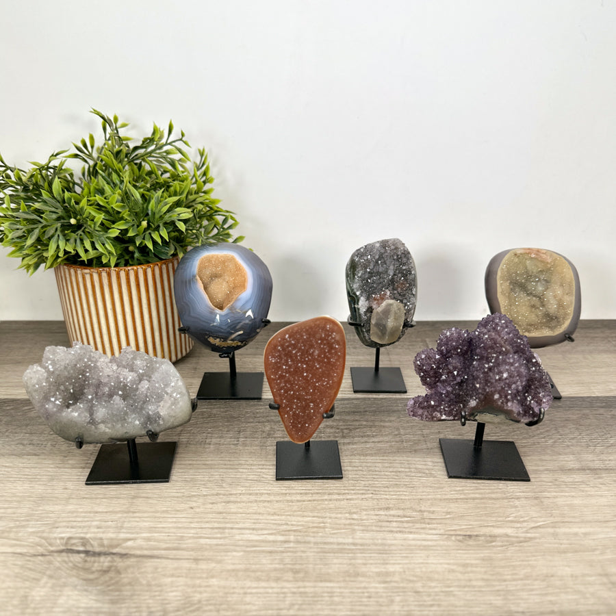 Kristallskulpturen-Set 6-teilig, mit strukturierter Kristallarchitektur aus Amethyst, Quarz und Achat