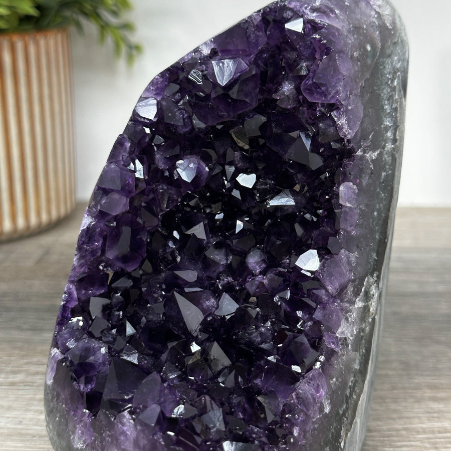 Amethyst-Druse mit klar definierten, violetten Kristallspitzen