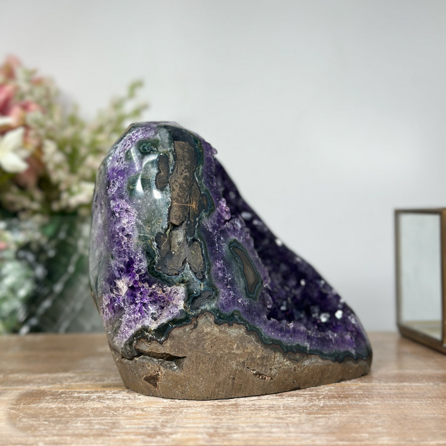 Amethyst-Geode mit wunderschön funkelnder Kristallkammer