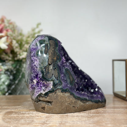 Amethyst-Geode mit wunderschön funkelnder Kristallkammer