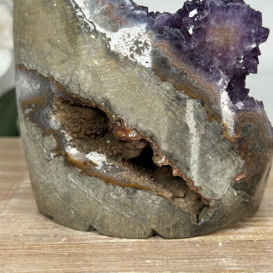 Amethyst-Cluster mit Jaspis-Matrix und warm orangefarbener Strukturwirkung