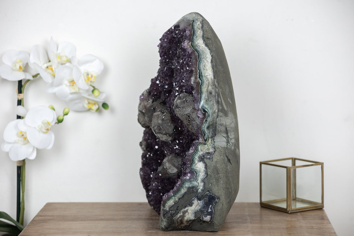 Amethyst-Kathedrale mit Kalzitformation und markanter Jaspis-Matrix, in exklusiver Premiumqualität