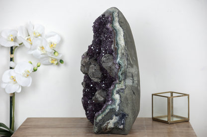 Amethyst-Kathedrale mit Kalzitformation und markanter Jaspis-Matrix, in exklusiver Premiumqualität