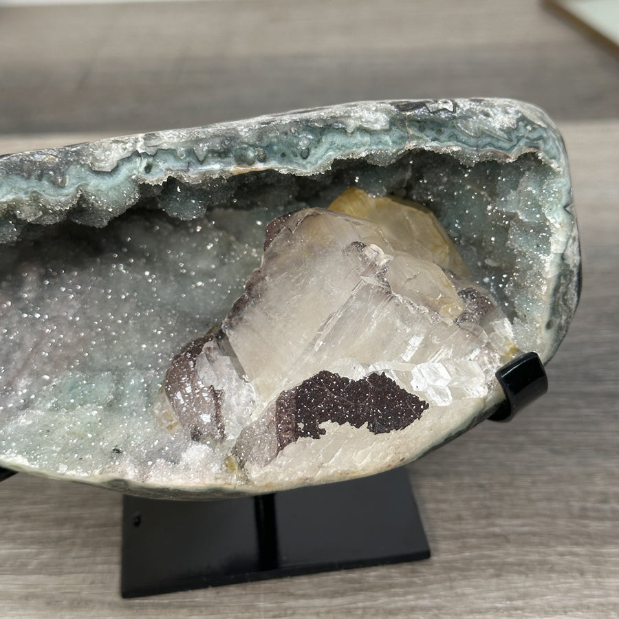 Quarz-Geode mit Kalzitkristall und grünlicher Farbwirkung