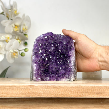 Amethyst-Druse mit skulptural gewachsener Kristallarchitektur