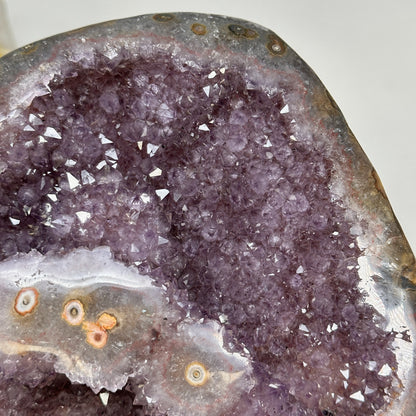 Amethyst-Geode groß mit ausgeprägten Stalaktitenaugen