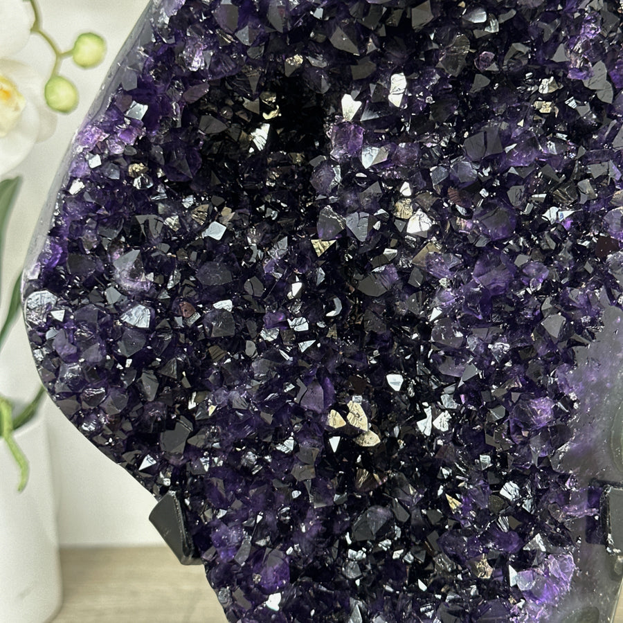 Amethyst-Kristallformation mit monumental gewachsener Kristallstruktur, in exklusiver Premiumqualität