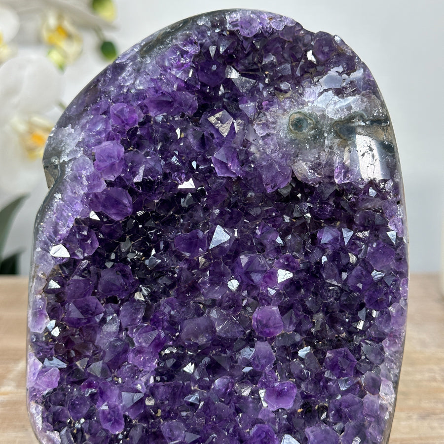 Amethyst-Druse mit großkristalliner, tiefvioletter Kristallstruktur