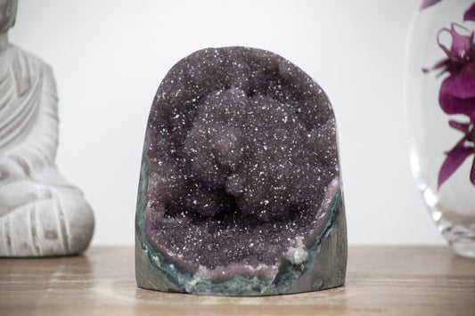 Amethyst-Druse mit violetter Kristallstruktur und Jaspis-Schale