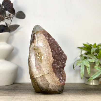 Pinkfarbener Amethyst Kathedrale massiv mit integrierter Calcitformation