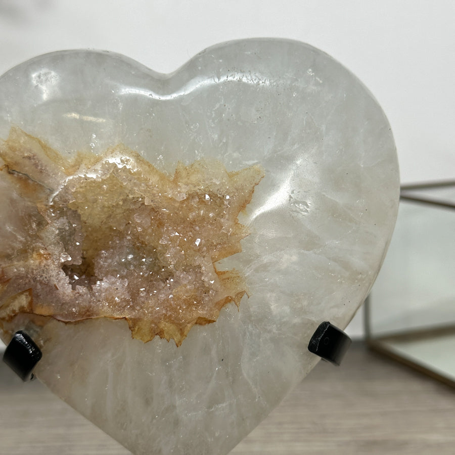 Quarz-Herzskulptur mit transparenter, lichtdurchlässiger Quarzstruktur