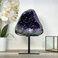 Amethyst-Geodencluster mit geschichtet aufgebauter Kristallarchitektur, in ausgewählter Spitzenqualität