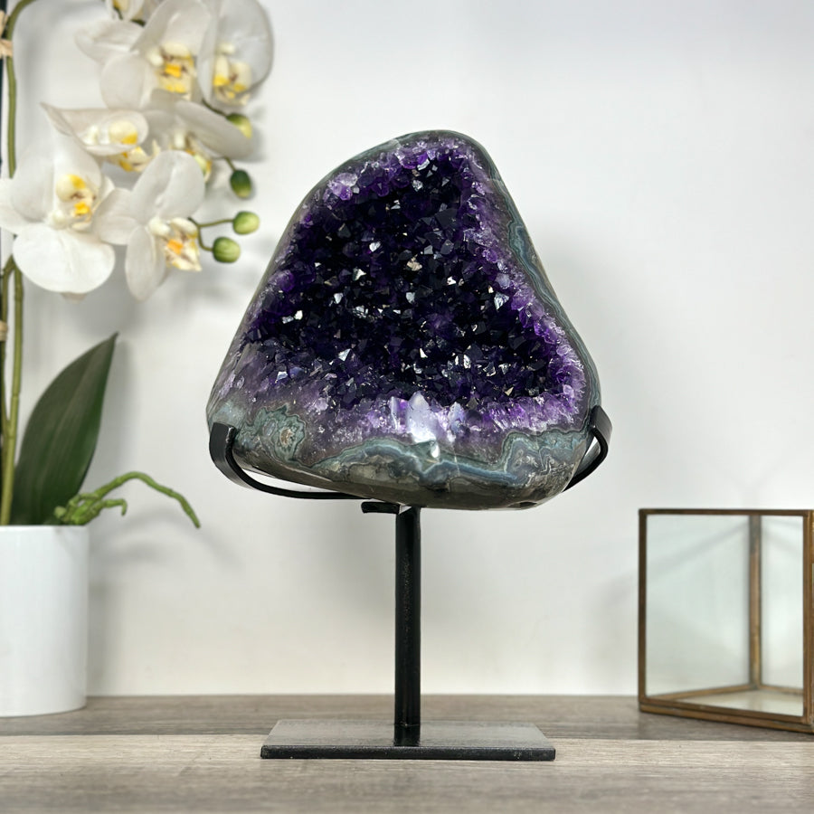Amethyst-Geodencluster mit geschichtet aufgebauter Kristallarchitektur, in ausgewählter Spitzenqualität