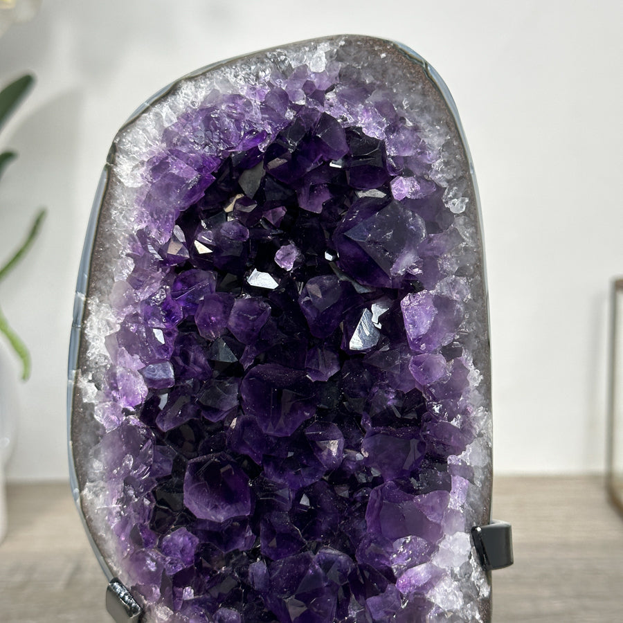 Amethyst-Kristall mit blau gebänderter Achat-Matrix, in exklusiver Premiumqualität