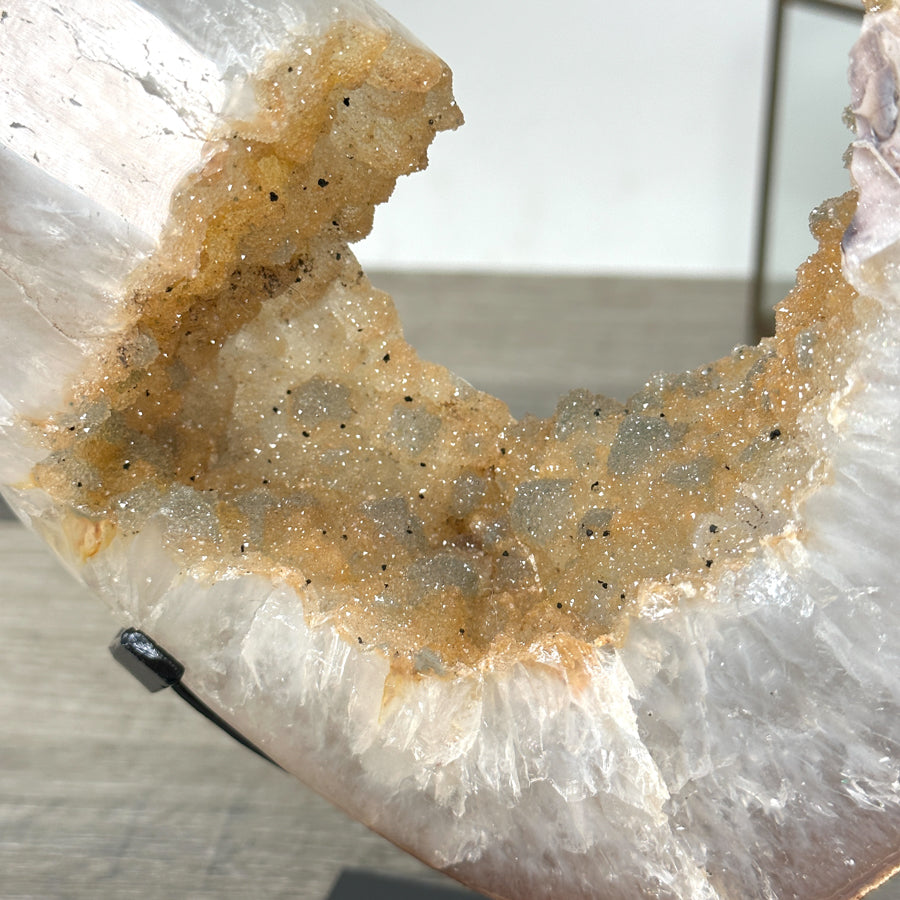 Quarz-Kristall mit gelblicher Farbnuance und feiner Kristallstruktur