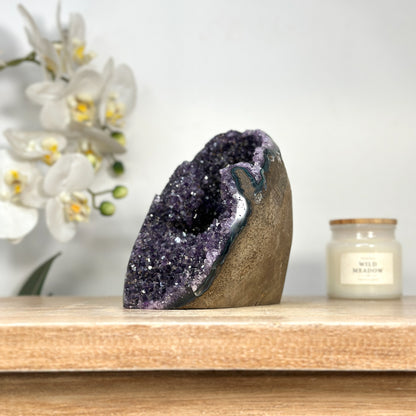 Amethyst-Druse mit weit geöffneter, violetter Kristallkammer