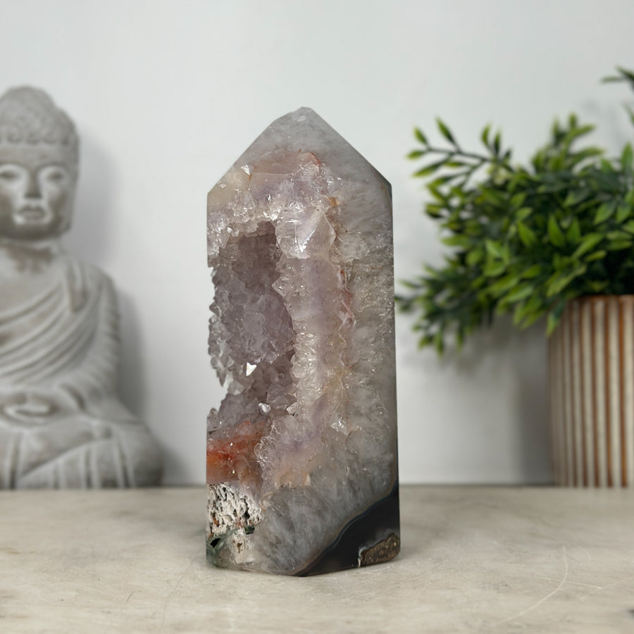 Quarz-Obelisk mit klarer transparenter Kristallstruktur