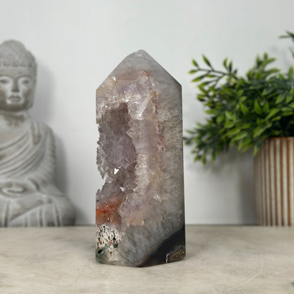Quarz-Obelisk mit klarer transparenter Kristallstruktur