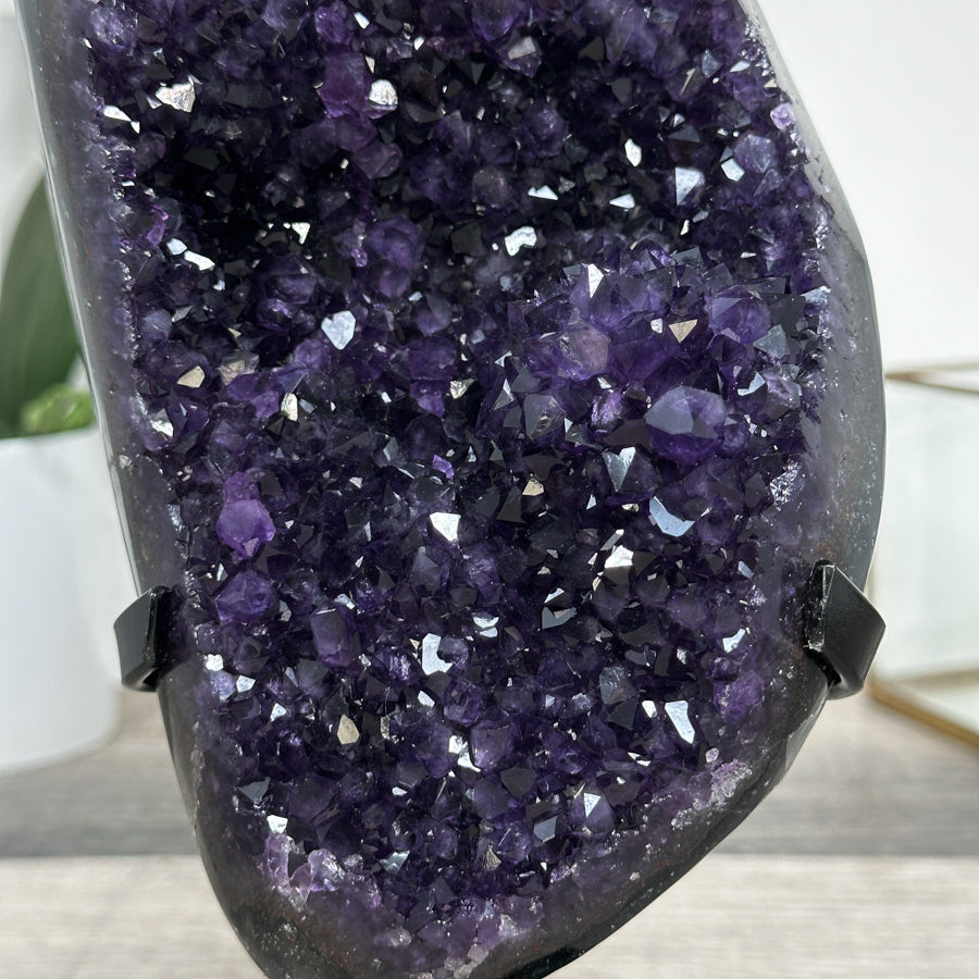 Amethyst-Kristallcluster mit samtiger, violetter Schattierung, in hochwertiger Naturqualität