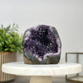Amethyst-Geode mit geschnittener Standbasis und klarer Kristallstruktur