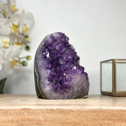 Amethyst-Kathedrale mit ausgeprägter Stalaktitenstruktur und tiefvioletter Kristallauskleidung