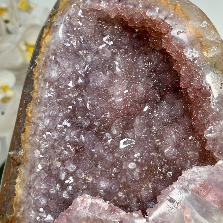 Amethyst-Geode mit wunderschöner, roséfarbener Zucker-Kristallstruktur