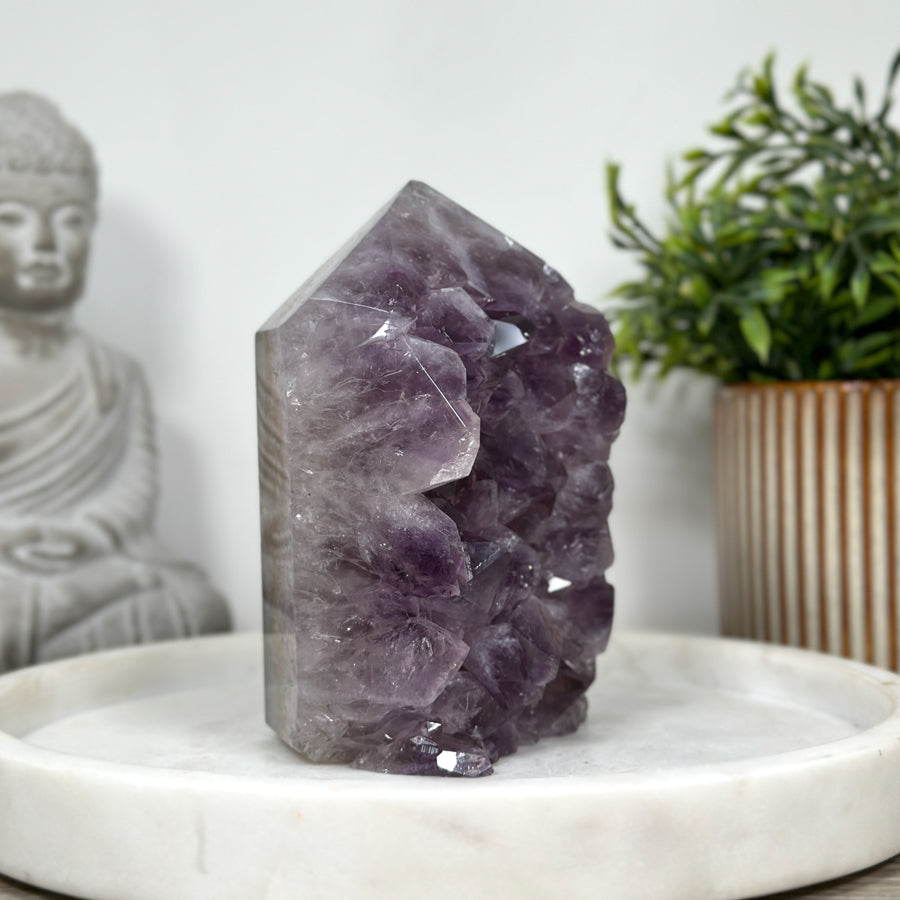 Amethyst-Obelisk mit großkristalliner Oberflächenstruktur