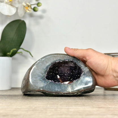Amethyst-Quarz-Geode mit fein ausgebildetem Druzy-Zentrum