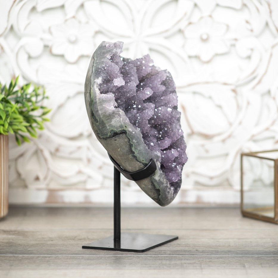 Amethyst-Geode mit fein ausgeprägter Mikro-Stalaktitenbildung