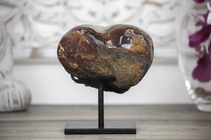Quarz-Druzy-Herzskulptur mit funkelnder, kristallreicher Druzy-Oberfläche