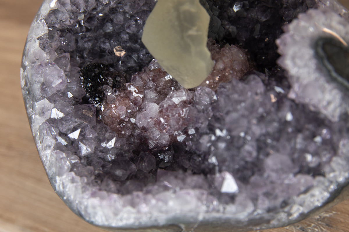Amethyst-Geode mit wunderschön hervorstechender Kalzit-Kristallbildung