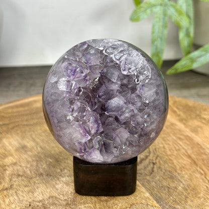 Amethyst-Sphäre mit dichter Kristallstruktur und samtiger Textur