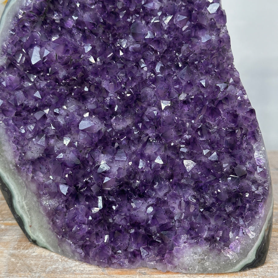 Amethyst-Cluster mit Jaspis-Schale und differenzierter Kristallstruktur