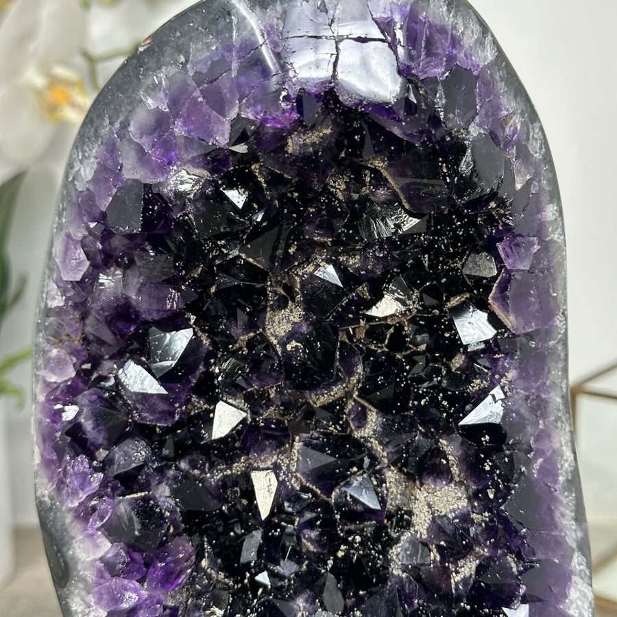 Amethyst-Cluster mit intensiv tiefvioletter Farbzone, in ausgewählter Spitzenqualität