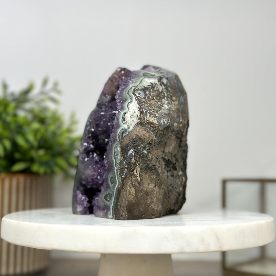 Amethyst-Geode mit gebänderter Jaspis-Struktur und natürlicher Textur