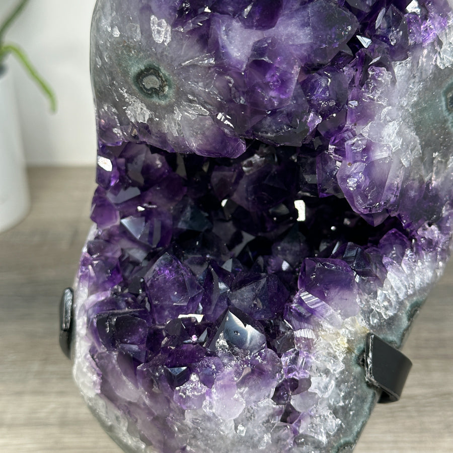 Amethyst-Geode mit groß gewachsener, tiefvioletter Kristallstruktur