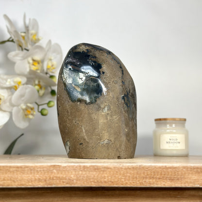 Amethyst-Kathedrale mit Achat-Matrix und klar definierter Kristallstruktur