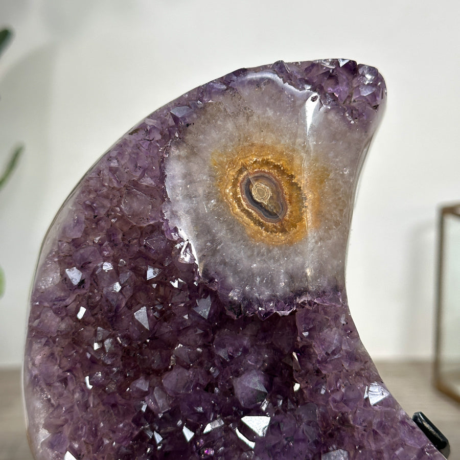 Amethyst-Kristallcluster in Mondform mit facettenreichen Kristallspitzen