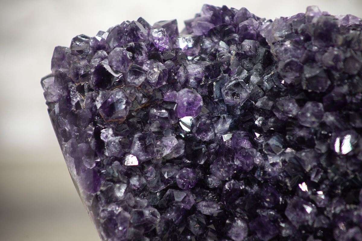 Amethyst-Kristall-Exemplar mit natürlich gewachsener, violetter Kristallstruktur