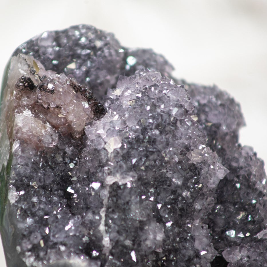 Amethyst-Stalaktiten-Exemplar mit dichter Tropfsteinstruktur