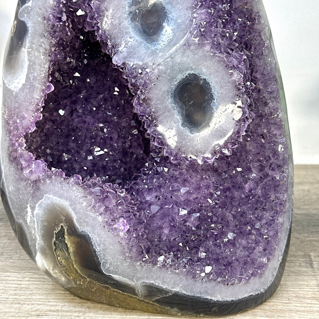 Amethyst-Kathedrale groß mit markanten Stalaktiten-Augen und Quarz-Struktur