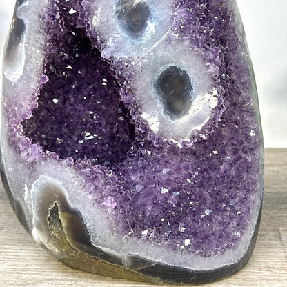 Amethyst-Kathedrale groß mit markanten Stalaktiten-Augen und Quarz-Struktur